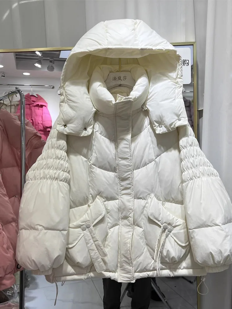 2025 Nuovo piumino corto invernale da donna spesso e ampio design con fiocco alla moda maniche rugose piumino d'anatra bianco