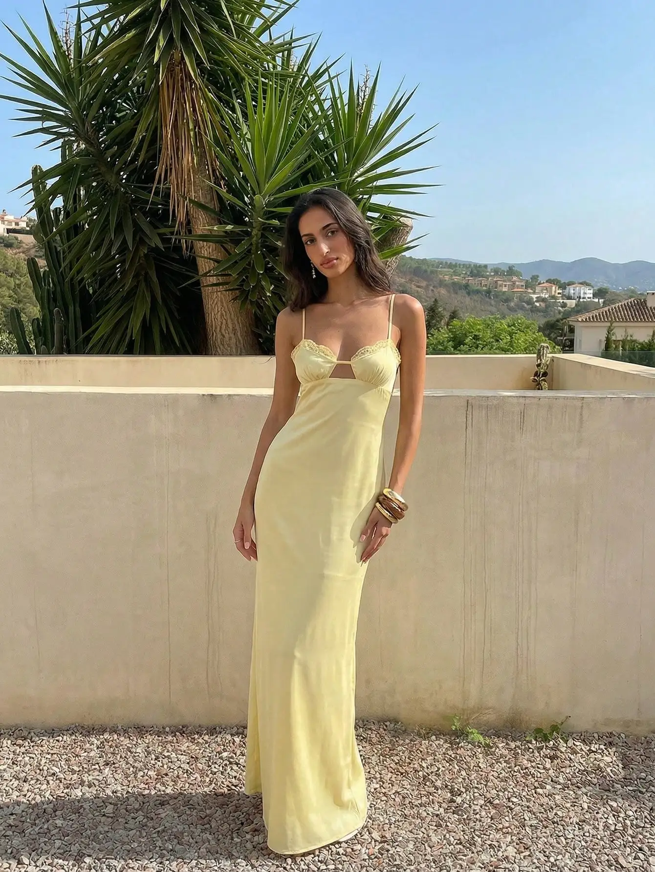 

Светло-желтое макси-платье: глубокий V-образный вырез, тонкие бретельки, жемчужные акценты, асимметричная перекрестная спинка, облегающий крой для летних мероприятий.