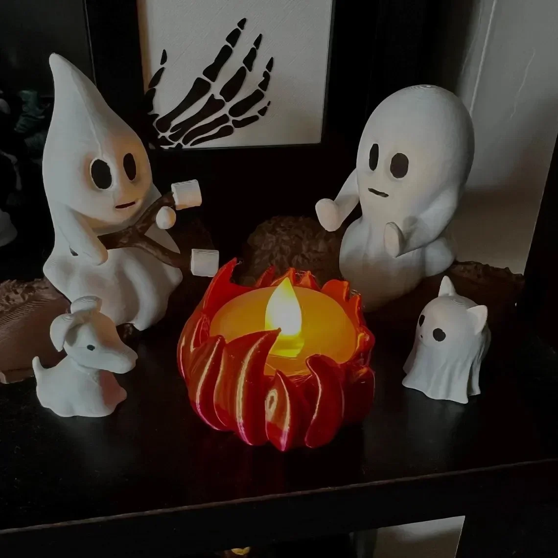 Halloween Niedliches Geister-Lagerfeuer-Szenen-Figurenset aus Kunstharz, Geister-Katzen-Hunde-Mini-Statue, Teelichthalter, Tischdekoration für die Feiertage – Detail 8