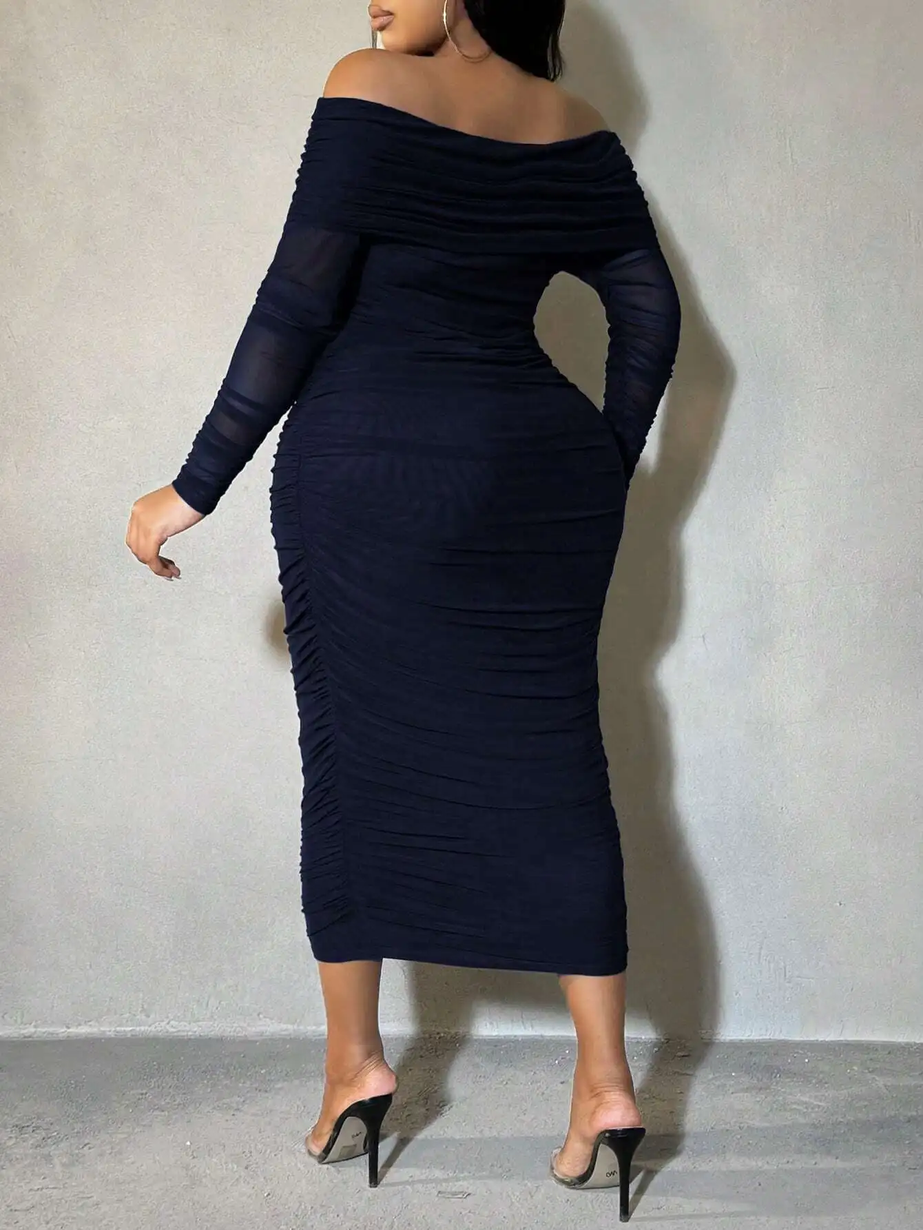 

Элегантное платье с открытыми плечами, длинными рукавами, драпировкой и облегающим силуэтом