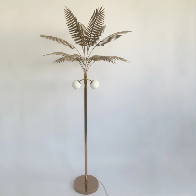 錬鉄製のスタンドランプ ココナッツの木の装飾 リビングルーム 鮮やかな金箔のフロアランプ ヴィラ ホテルロビー