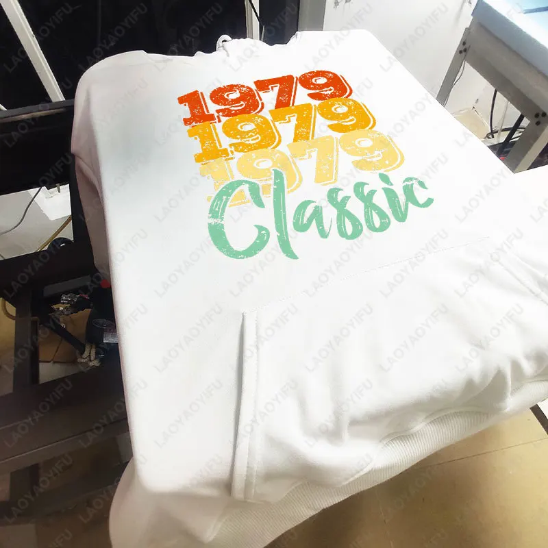 เสื้อฮู้ดลายกราฟิกตัวอักษร Snowman สำหรับเทศกาลคริสต์มาส แสดงความรู้สึกของคุณ ของขวัญคริสต์มาส สไตล์ลำลอง สนุก เรียบง่าย สร้างสรรค์ สำหรับทุกเพศ