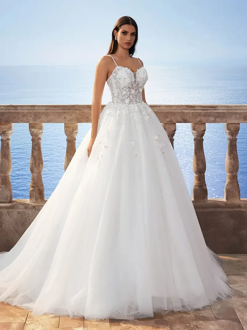 

Customized 2025 Large Skirt Wedding Dress In White With Thin Shoulder Straps Heart-Shaped Collar Decals And Lace Up Backless