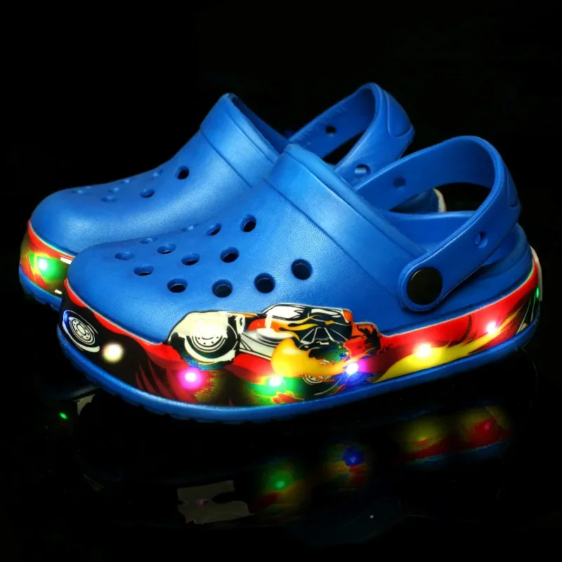 In magazzino LED sandali estivi Cartoon Car Hole Shoes bagno sandali per bambini scarpe da spiaggia EVA un regalo per un bambino sandali Cool