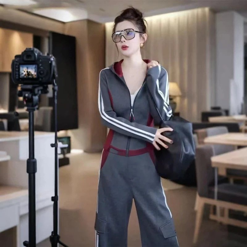 

Женский повседневный комплект спортивной одежды, новинка 2026, весенне-осенняя облегающая модная куртка с капюшоном, прямые брюки-карго, комплект из двух предметов