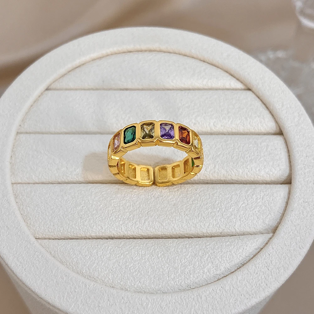 anel com pedras dourado