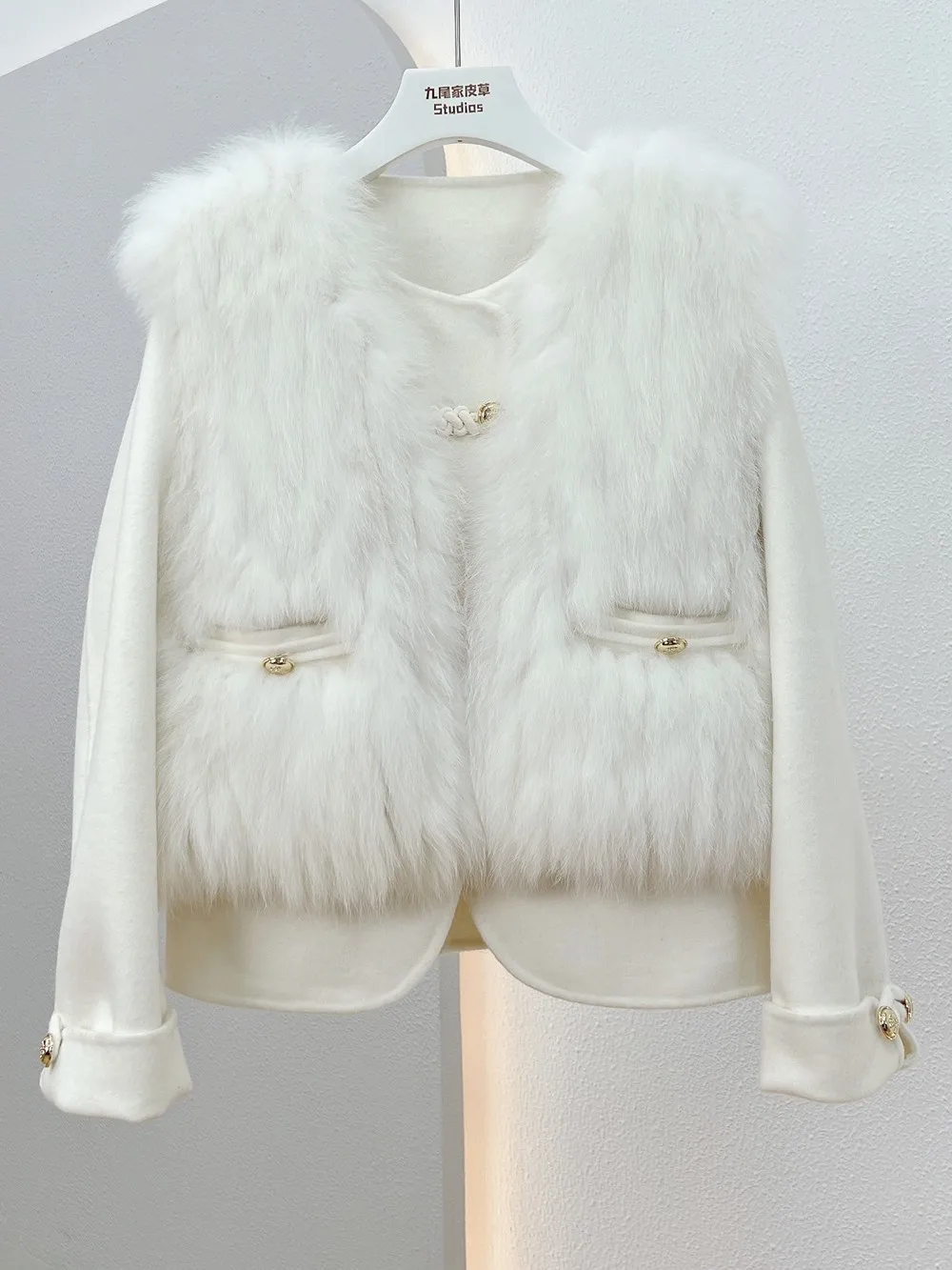 The 2025 winter new two-piece set of fox fur vest, short woolen double-sided cashmere coat and fur coat is a must-have for women