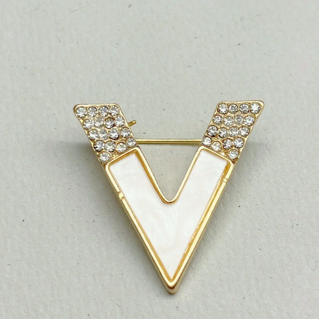 2026 Scarf pin, shoe accessory, clothing embellishment, collar pin, high-end European vintage, unique, for dates, exquisite brooch, couple's decorative pin, stylish brooch, high aesthetic appeal, French style, personalized fashion brooch, commuter shoe badge, versatile decorative pin
