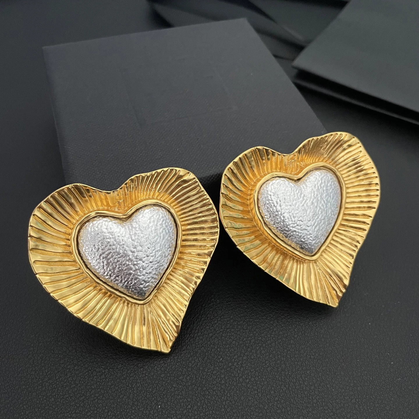

Europe America Gold Plated Brass Big Heart Charm Earrings Vintage Ear Clip Woman Top Quality Luxury Jewelry Trend