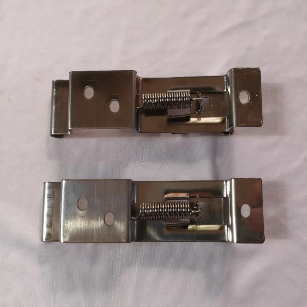 2 pezzi staffa di montaggio targa rettangolare in acciaio inossidabile caricato a molla clip targa argento clip supporto per localizzatore Bar auto