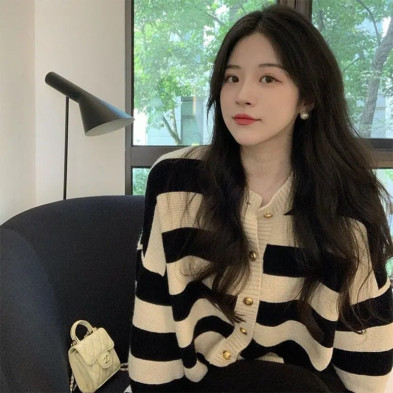 

Модный трикотаж, устойчивый к мячам, высококачественный Ele, новый женский свитер в европейском стиле Long Sve, круглый свитер Ne, зимний сезон