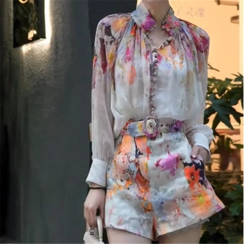 

Летний комплект из 2 предметов с красочным принтом для женщин, мягкий топ с длинными рукавами и знаменитостями, модные стильные шорты с поясом и цветочным принтом