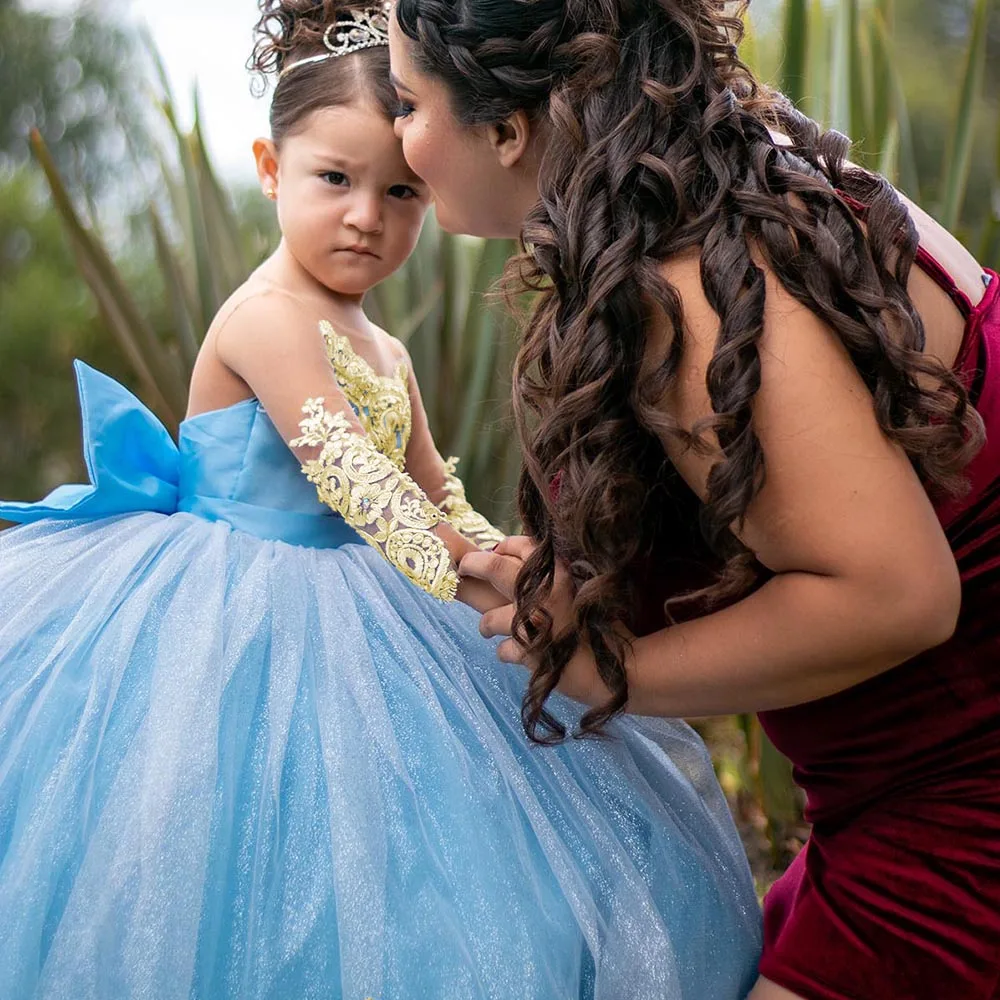 Vestido de baile de boda para niña, vestidos de flores para niños pequeños con lazo, mangas completas, vestido de desfile de encaje dorado, vestidos brillantes de primera comunión