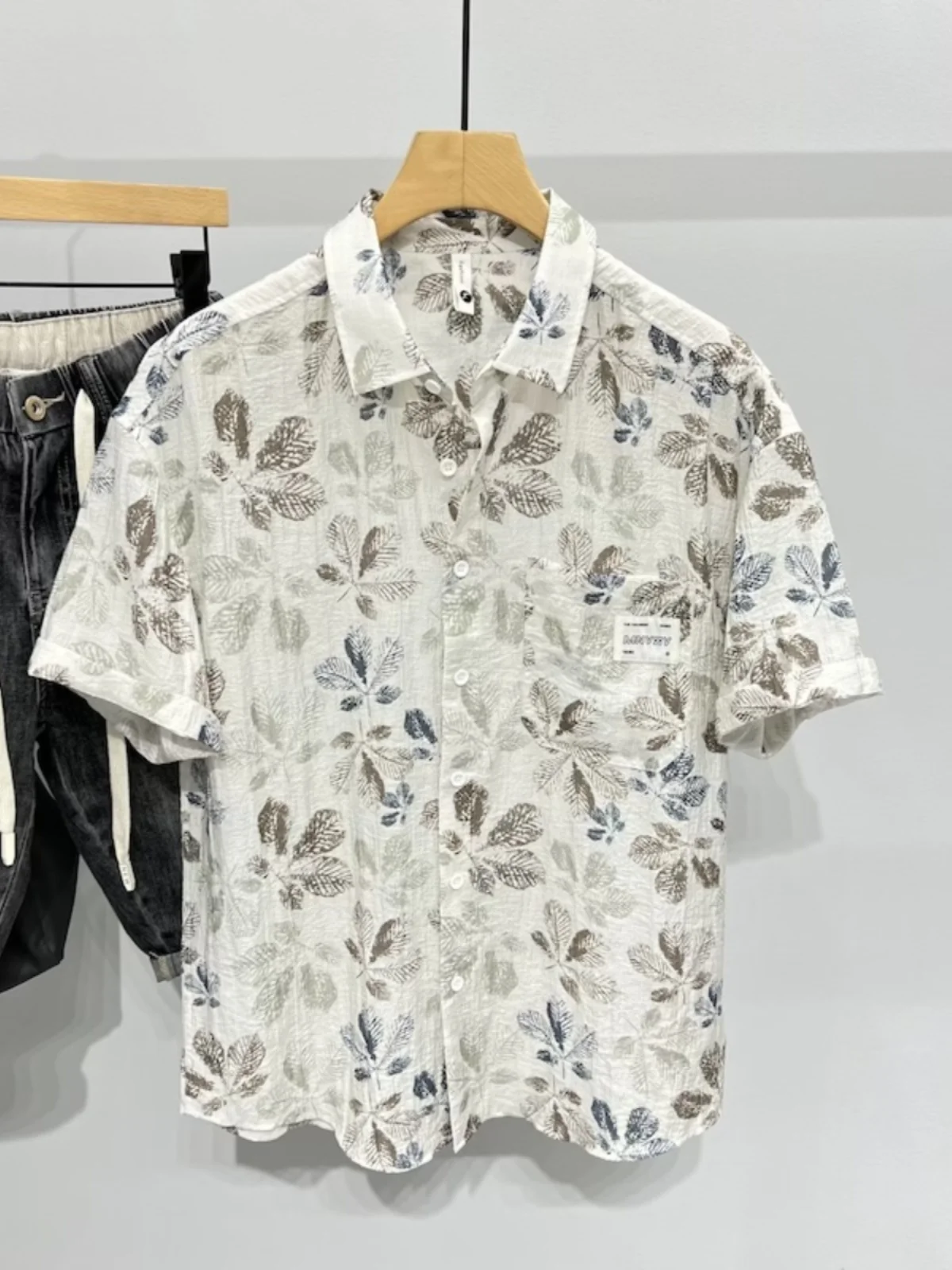 

Летняя повседневная свободная пляжная рубашка с коротким рукавом в американском стиле, с цветочным принтом, мужская, модная, из хлопка и льна, дышащая, с воротником...