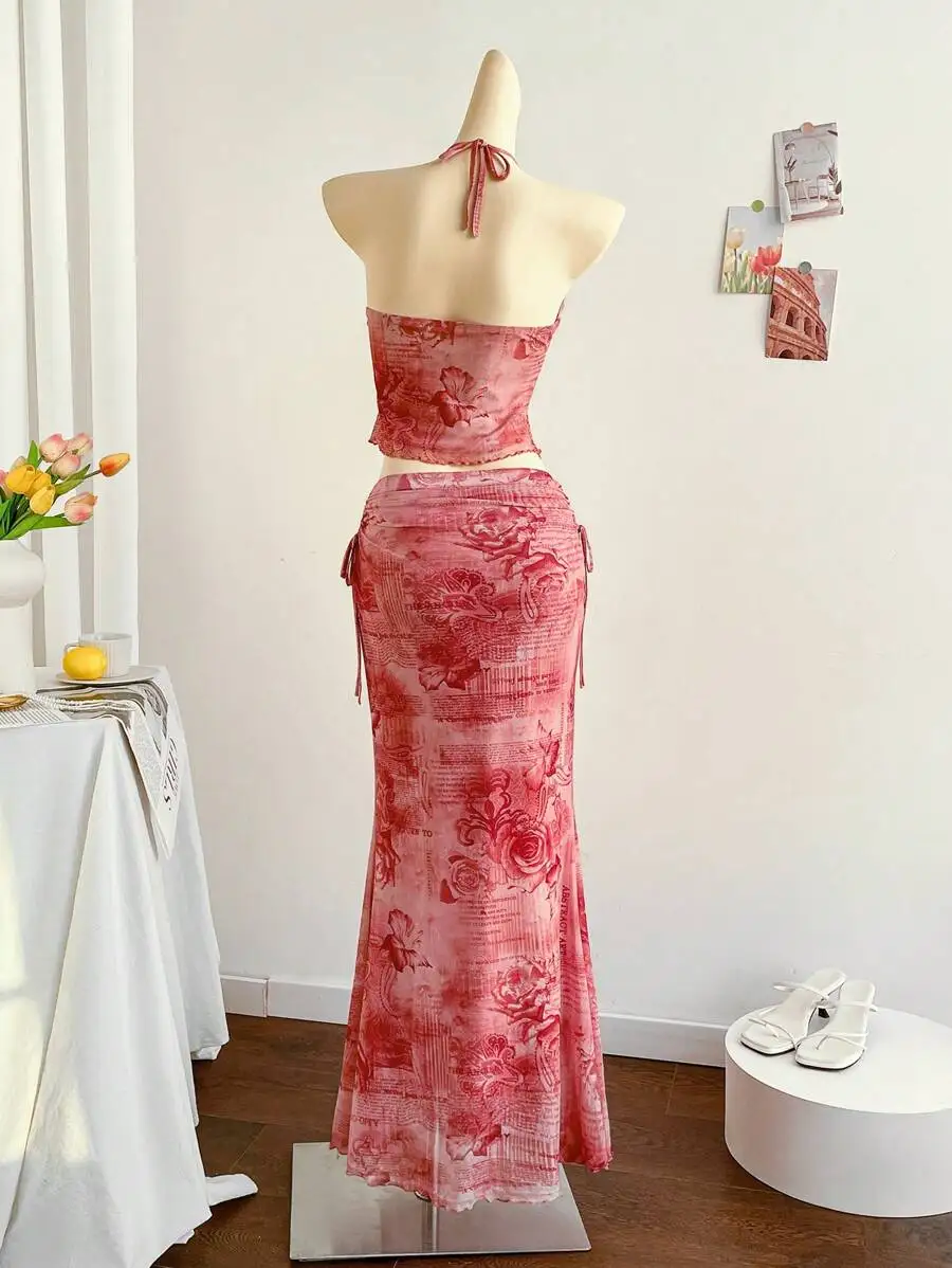 Set due pezzi con stampa floreale rossa, scollo all'americana e vita scavata, gonna a sirena per matrimoni in spiaggia o festival