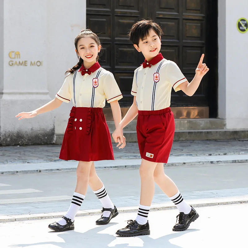 C057 uniformi per l'asilo costumi estivi costumi per le prestazioni uniformi rosse per la scuola primaria camicie a maniche corte