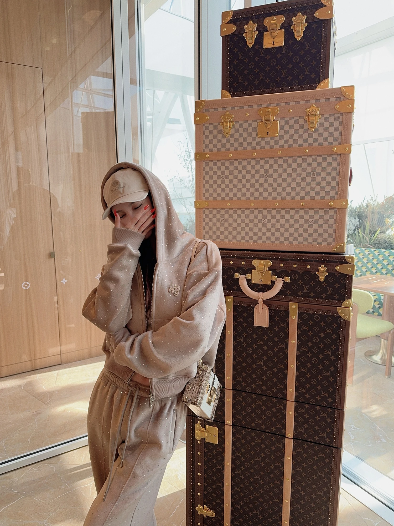 

Велюровый комплект с капюшоном и стразами для женщин: зимний повседневный кардиган с эффектом люкс и широкие брюки — комплект из двух предметов