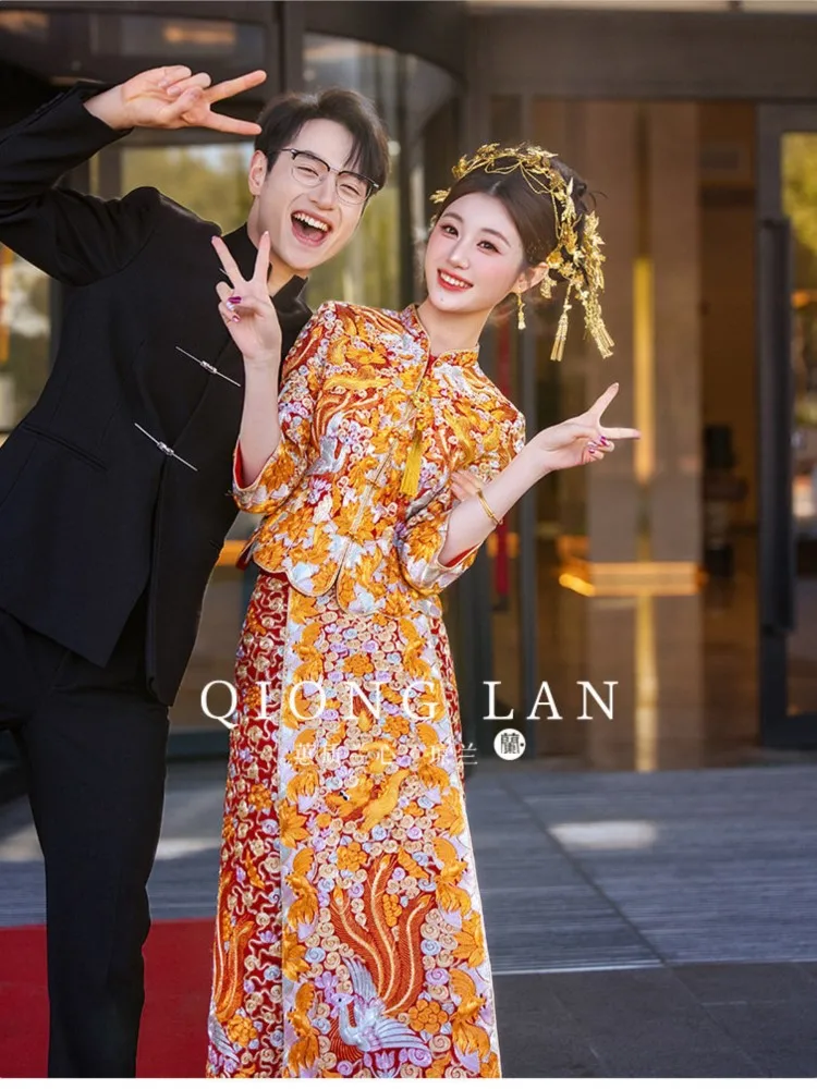 The in golden wedding gown and dragon phoenix go out to pick up