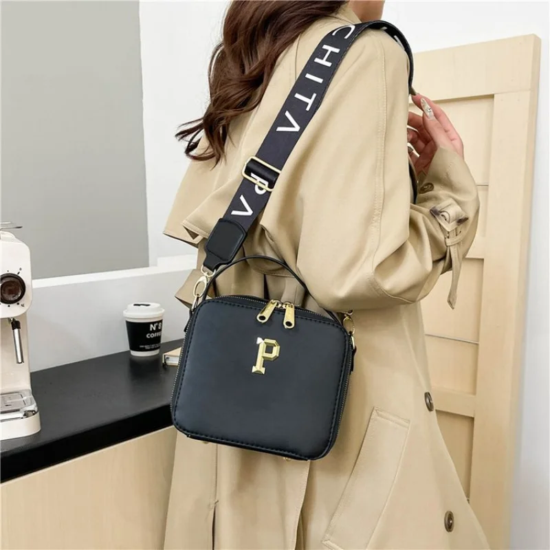 حقيبة يد نسائية فاخرة مصنوعة من الجلد المصنوع من الألياف الدقيقة، كاجوال مالطا، عصرية، أنيقة، واسعة، مظهر يومي