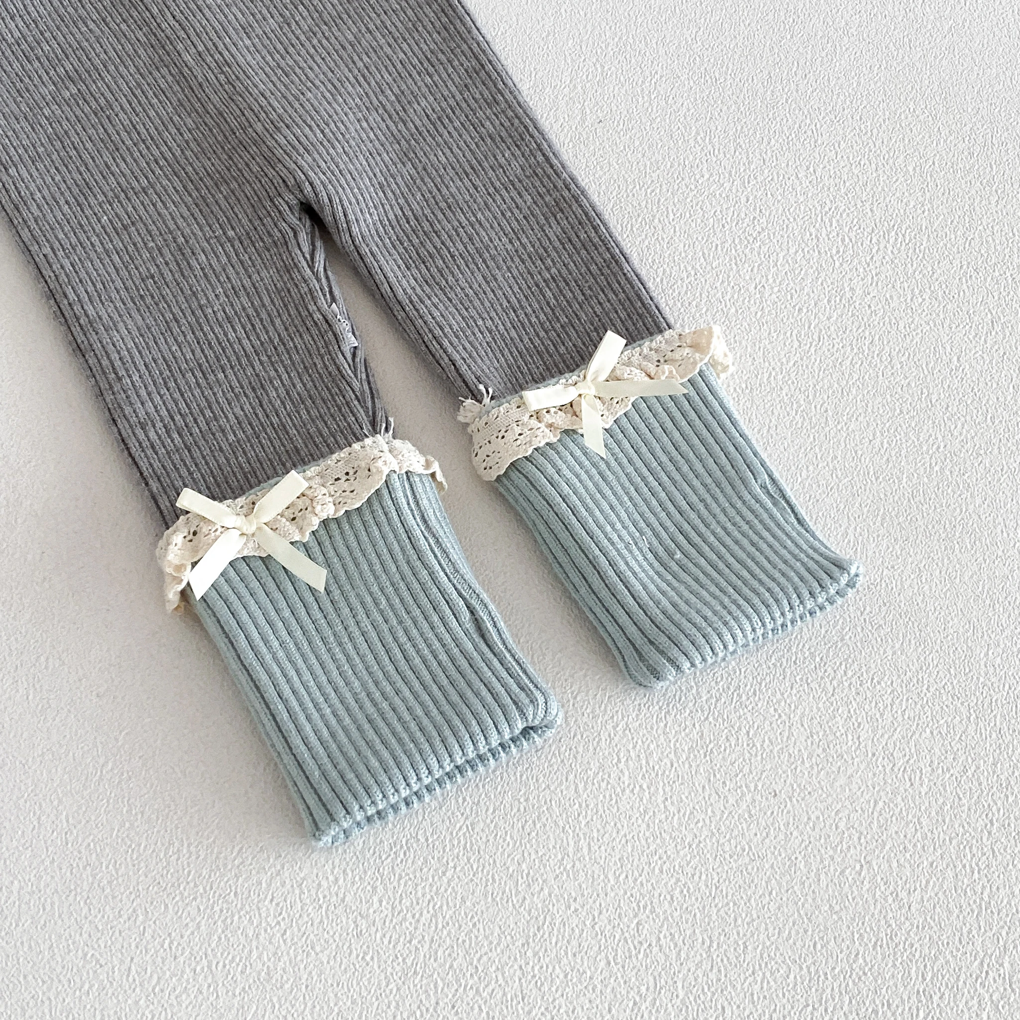2026 Herbst-Outfit für Mädchen: Spitzenbesetzter, farblich abgesetzter Strickcardigan mit Schleife und passendem zweiteiligem Set mit Strumpfhose – Detail 8