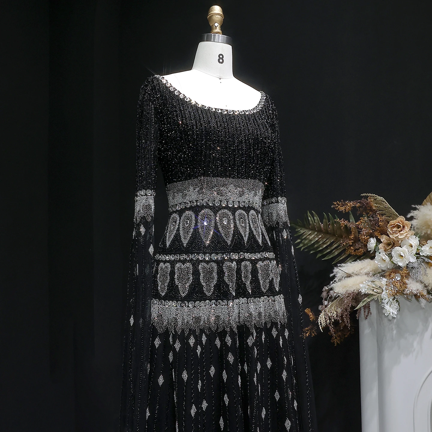 Sharon Said Dubai Luxus Übergröße Lila Abendkleid mit Cape-Ärmeln Hochwertig Perlenbestickt Saudi-Arabisches Damen-Partykleid SS009 Maßanfertigung – Detail 15