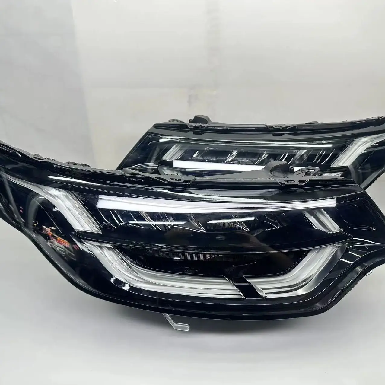 

Для Land Rover Discovery 5 2017-2020: Оригинальная заводская светодиодная фара с температурой цвета 6000K для системы автоматического освещения