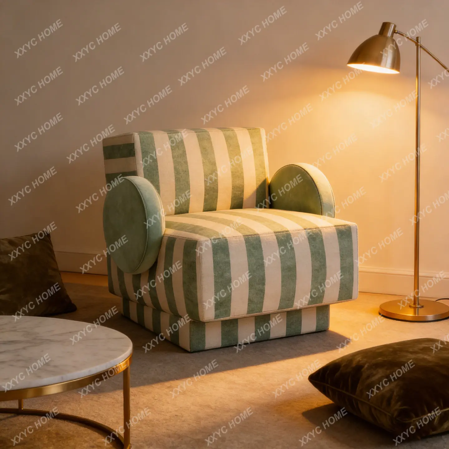 Fauteuil simple en tissu rayé, style minimaliste d'inspiration vintage - canapé rétro pour salon ou réception