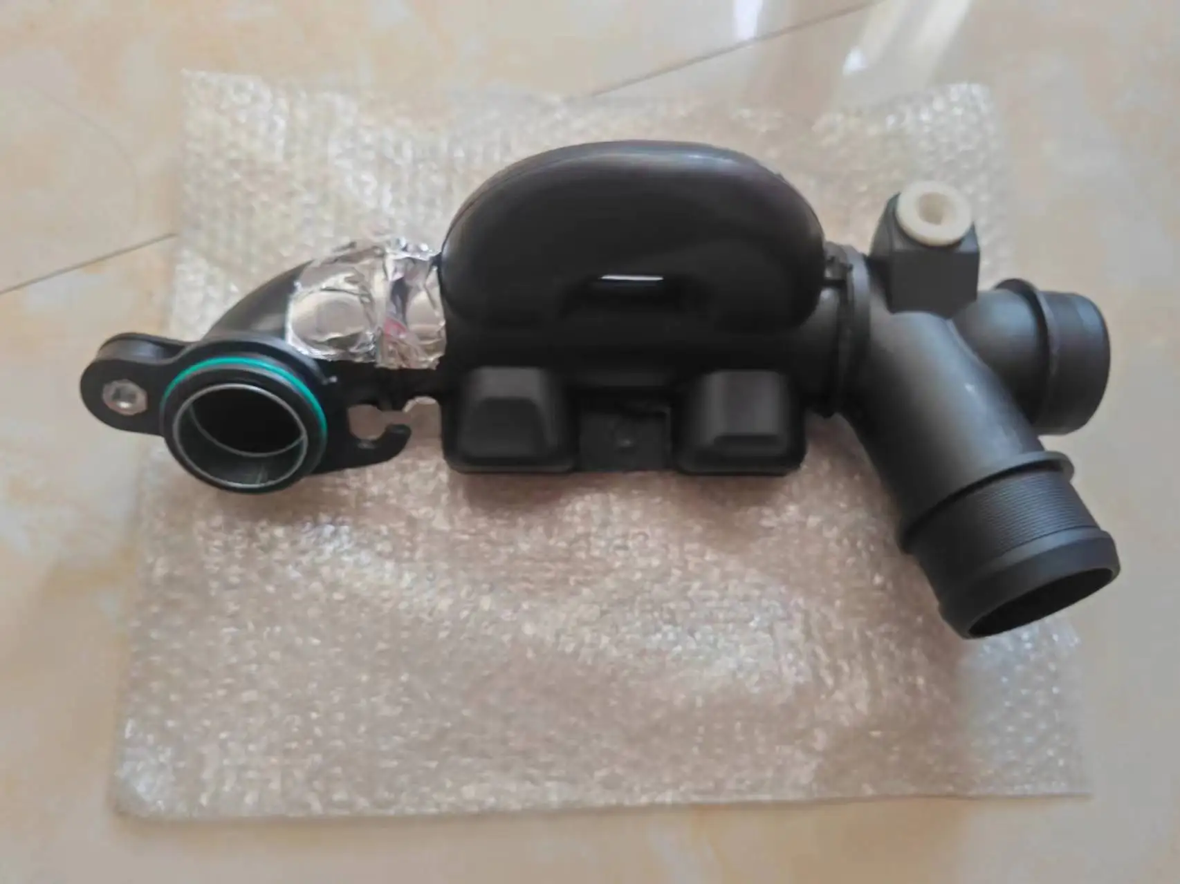 ¿Qué es el tubo de admisión para Ford Focus, C-Max, Volvo C30, V50, V70 y S40 con código 1465155?