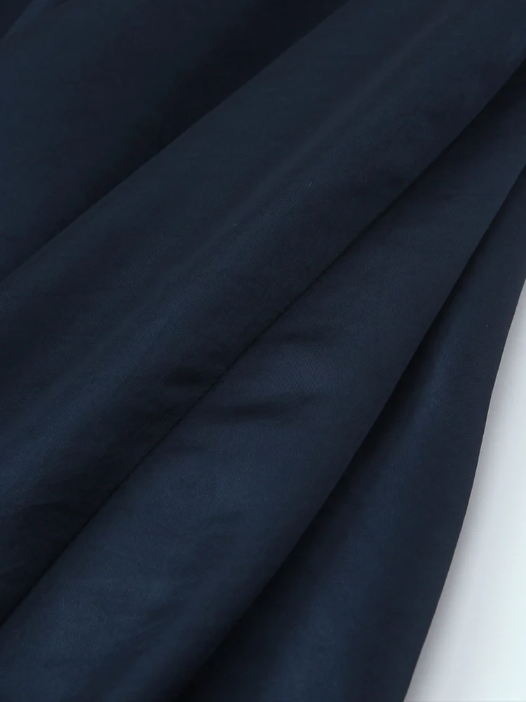 Nueva moda femenina de estilo europeo, vestido largo versátil y elegante de color sólido con cuello en V y tirantes finos con textura satinada de seda.