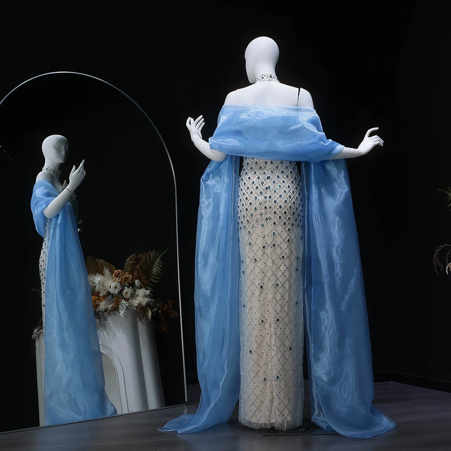 Sharon Said Dubai Elegantes Blaues Trägerloses Kristall-Meerjungfrauenkleid mit Cape Arabisches Damen-Abendkleid SS506 Maßanfertigung – Detail 7