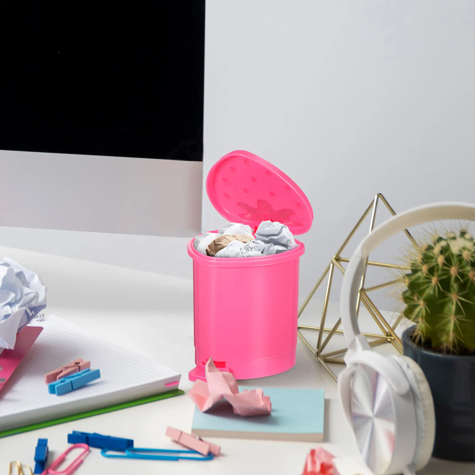 

Cute Mini Sealing Garbage Container With Lid Strawberry Pop-Up Trash Bin Mini Dustbin Home Desktop Waste Storage Holder TrashCan