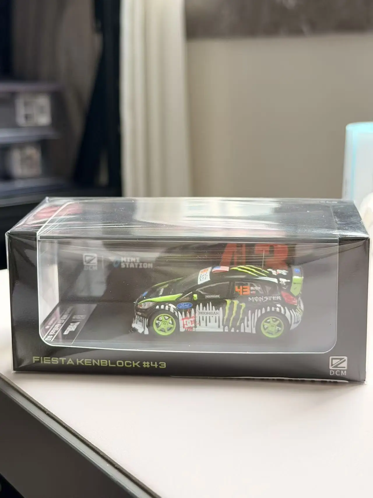 **Vorbestellung** DCM & Mini Station 1:64 Ken Block43 Focus RS Diecast-Modellauto