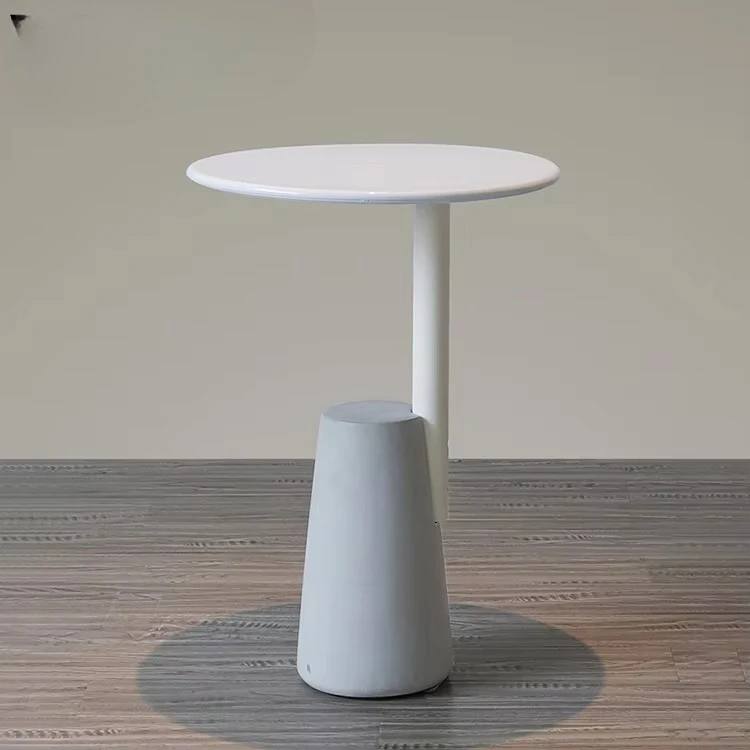 A mobília do restaurante da loja de café é simples, mesa de cabeceira de metal de design, mesa de centro pequena redonda, mesa final do sofá