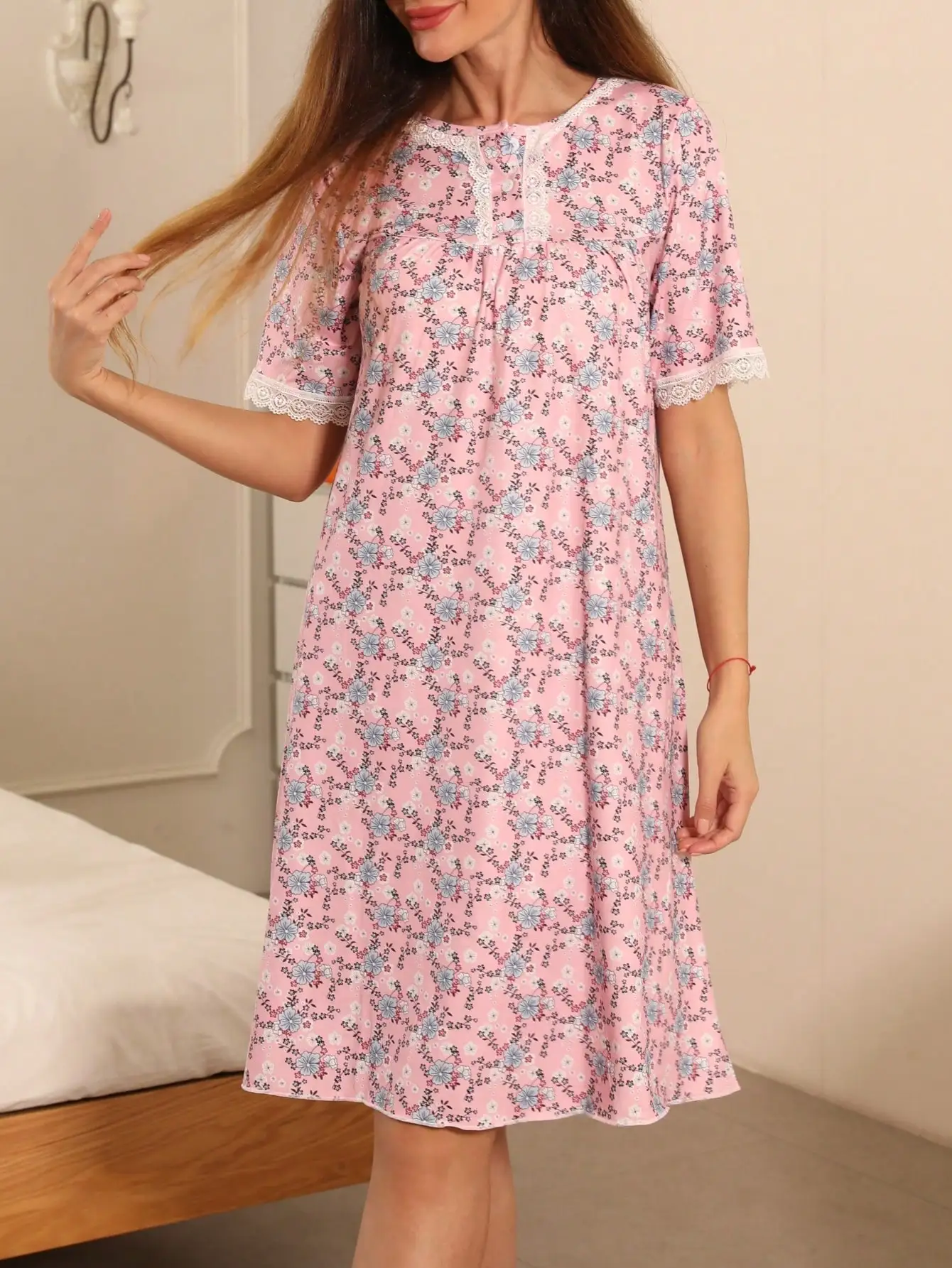 

Розовая ночная сорочка с цветочным принтом и кружевной отделкой, короткий рукав, для женщин, комфорт весна-лето