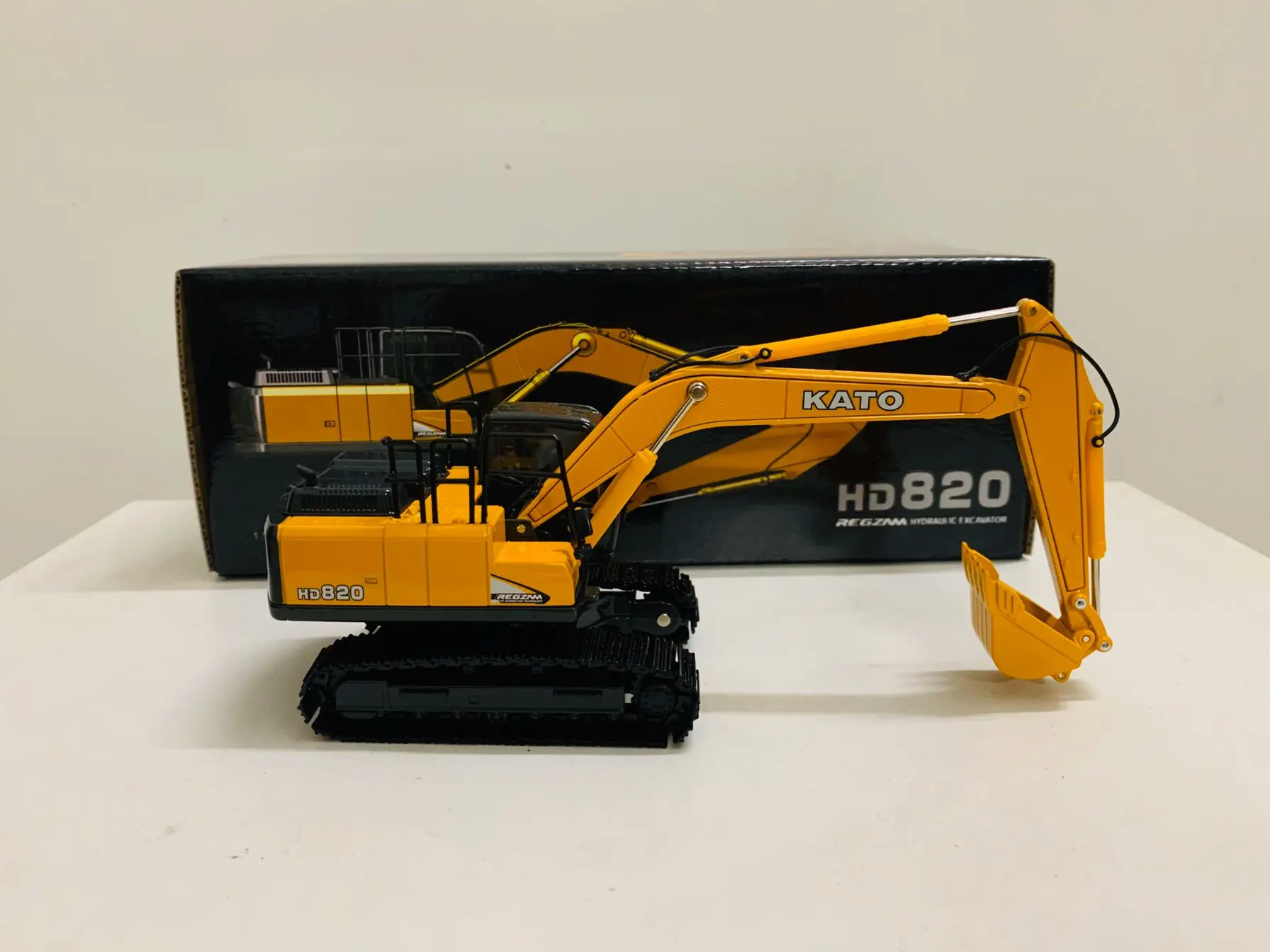 1:50 Scale DieCast Model HD820 Regzam Hydraulic Excavator New in Box