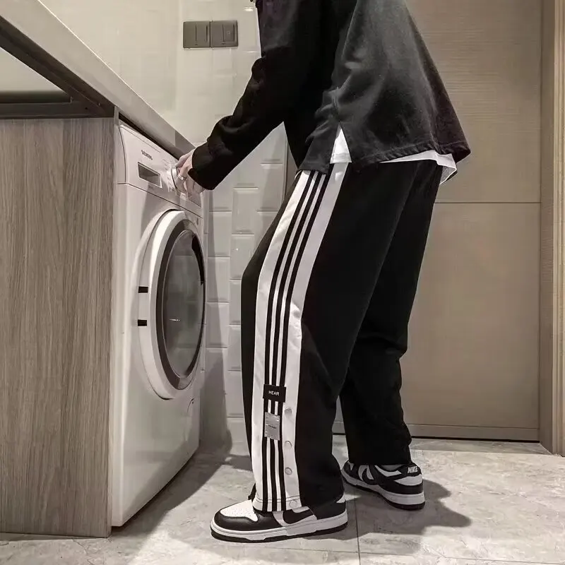 سراويل كاجوال بأزرار سفلية للرجال في الصيف، خطوط عصرية على الطراز الكوري، سراويل ذات أرجل مستقيمة منقوشة بالألوان في الشارع، هونج كونج