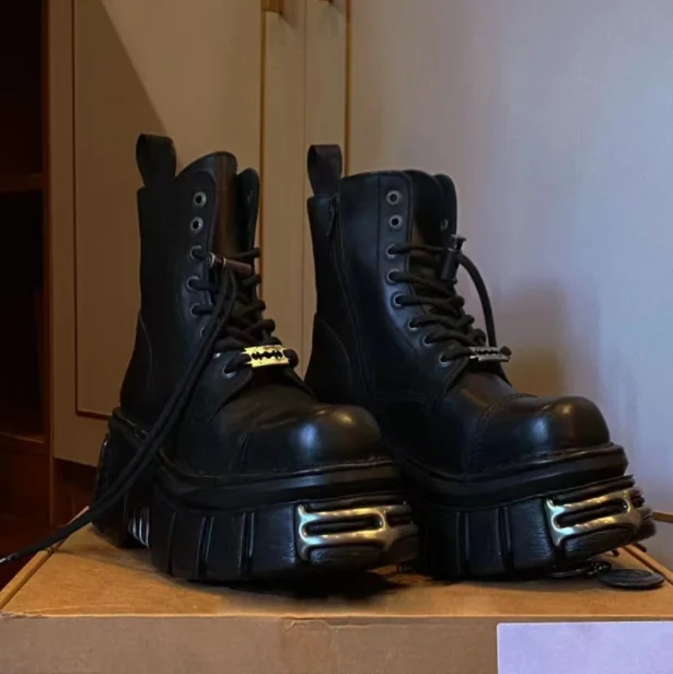 Botas de sola grossa de metal para mulheres, altura, punk escuro, renda, couro, dedo do pé redondo, gótico, motocicleta, botas curtas