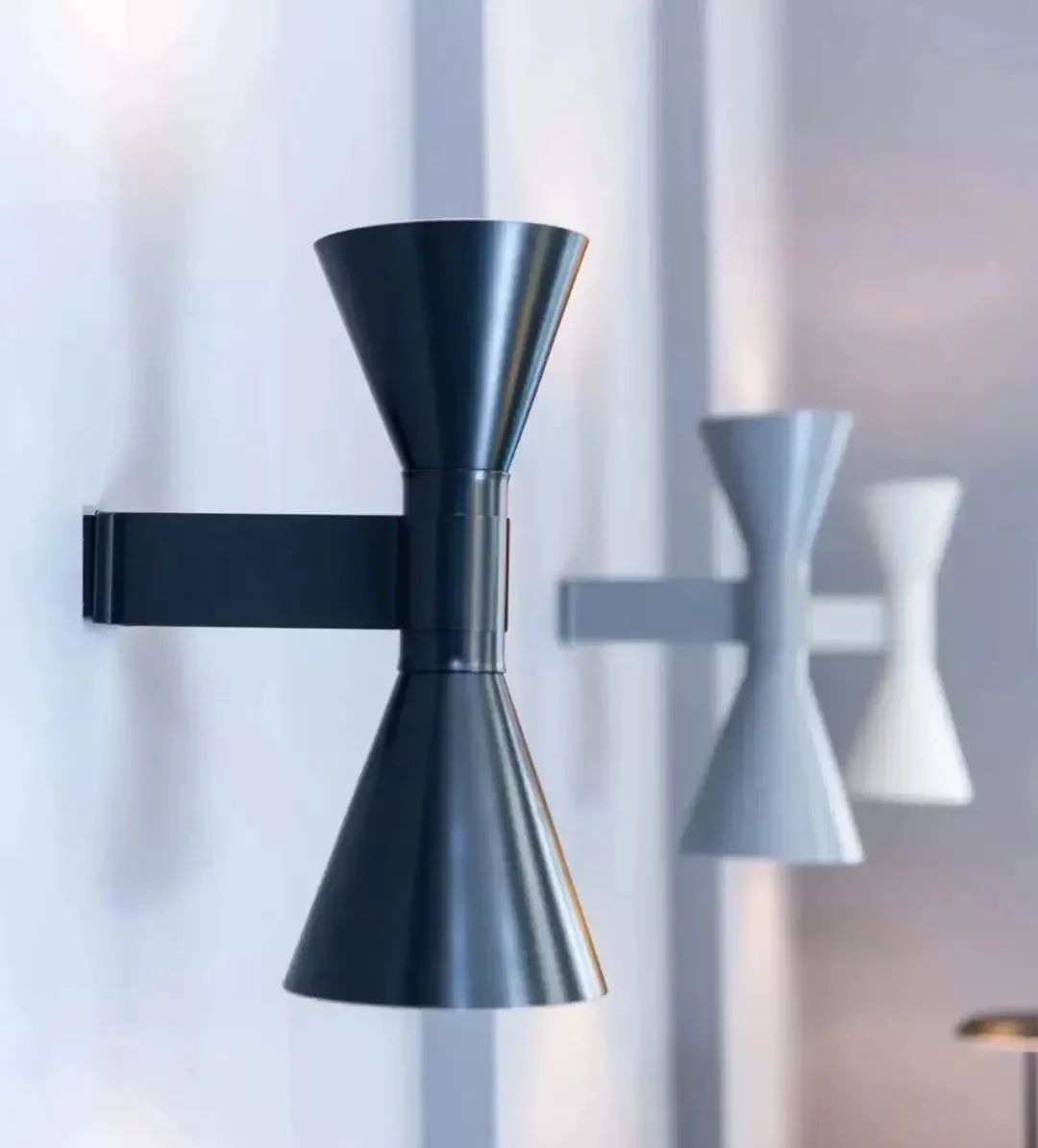 

Настенный светильник Marseille: минималистичный, компактный, с направленным светом вверх и вниз, для отелей, коридоров, проходов, лестниц, кухонь. Современный конусный светодиодный светильник для прикроватной зоны.