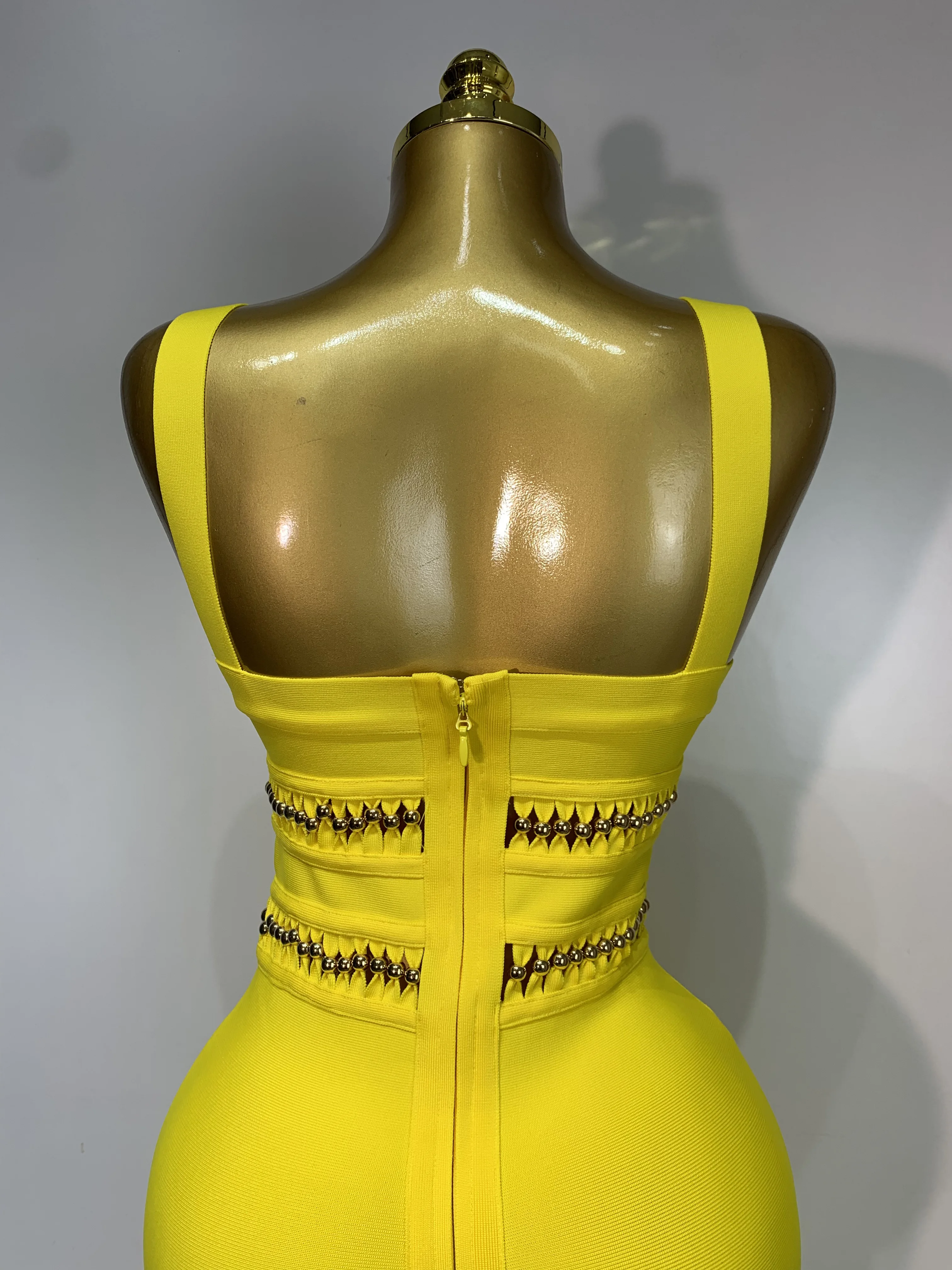 المرأة بلا أكمام مثير ساحة طوق شرابة Bodycon ضمادة فستان المشاهير أنيقة مساء حفلة عالية الجودة فستان عيد ميلاد