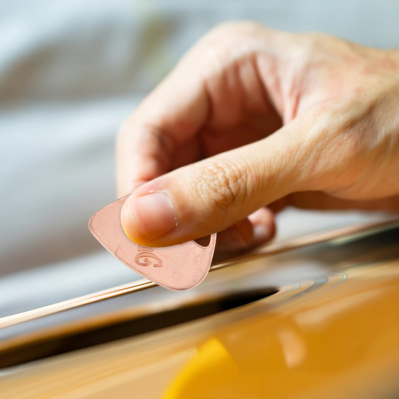 

Rose Gold Guitar Pick Pendant Molded Grip Zinc Alloy Lightweight DIY Pendant Creative Music Gift for Guitar Players Collectors