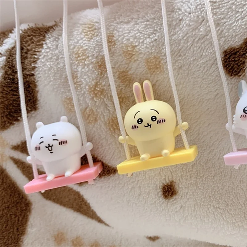 Chiikawa Gioca su un altalena Serie Kawaii Doll Action Figures Tema Scatola cieca Bambola Giocattolo carino Decorazione del desktop Ornamento Regalo
