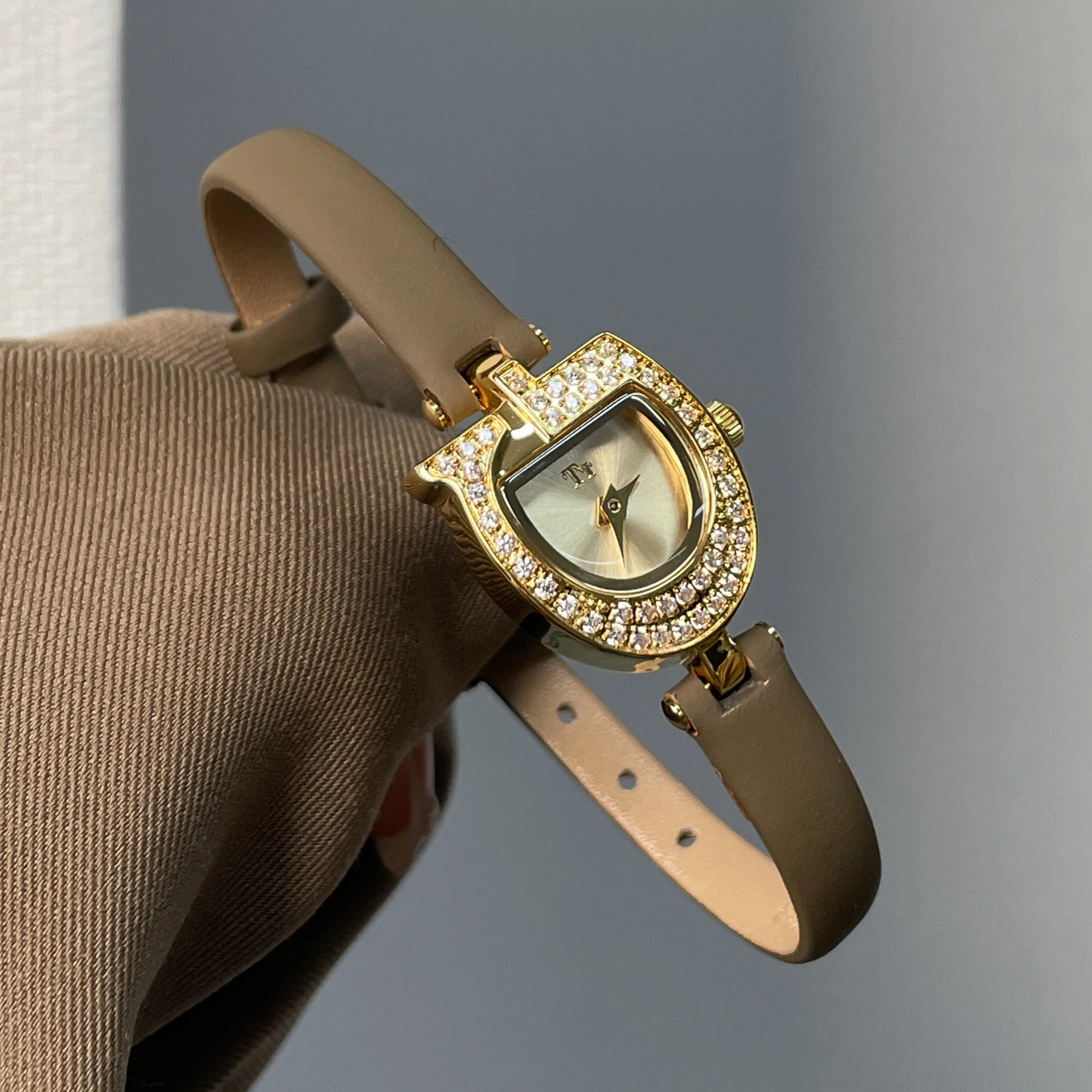 ساعة ذات تصميم مدمج ورائع للنساء ساعة عصرية عالية الجودة 2026 تصميم فني جديد للفتيات ساعة كوارتز هدية #4