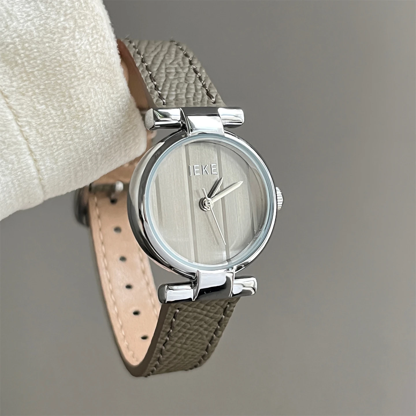 New dark brown round dial with vertical stripes, versatile for autumn and winter, sophisticated and stylish women's watch.