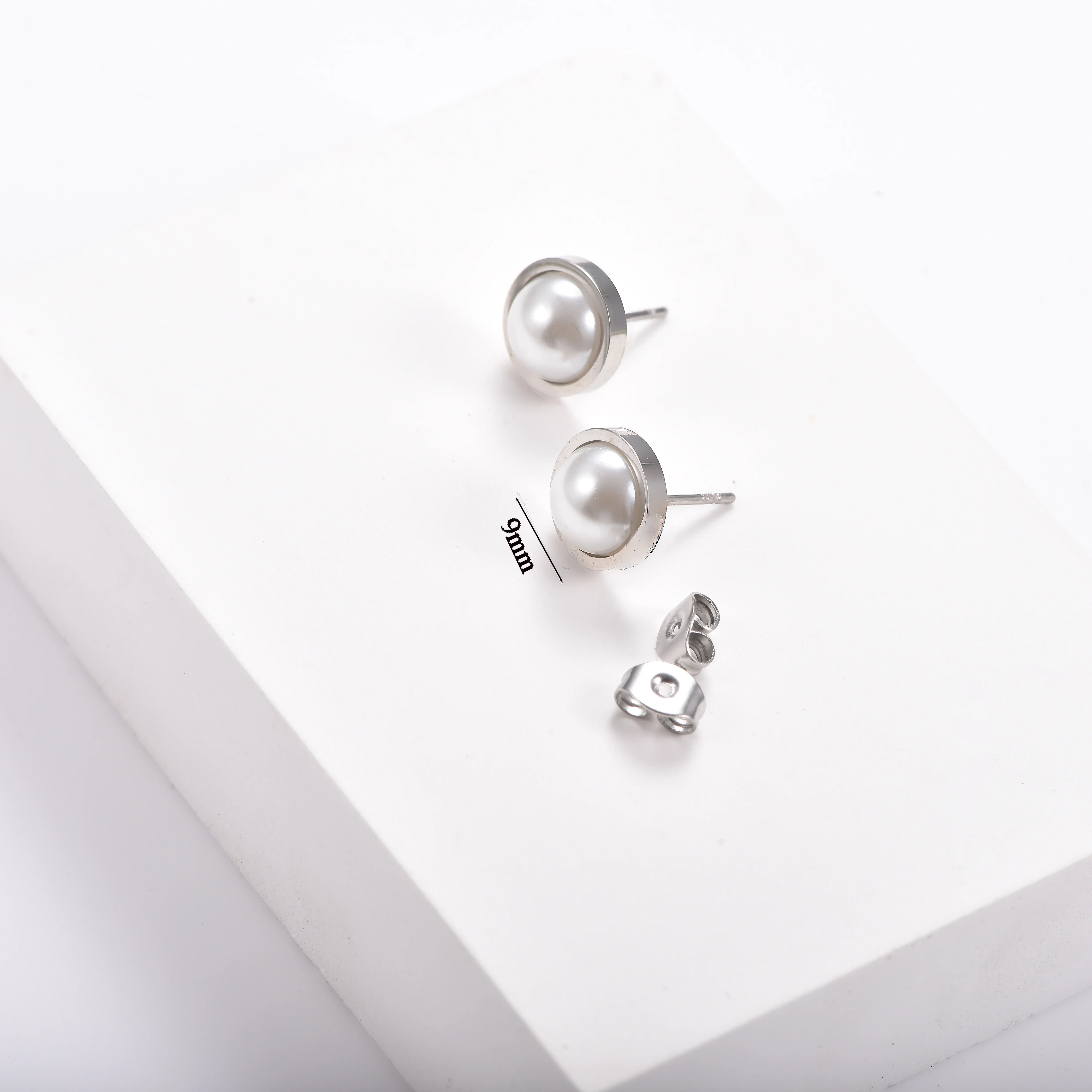 Edelstahl-Ohrstecker mit unregelmäßigem Herz- und Perlen-Design für Damen, minimalistischer Ohrschmuck, wasserdicht, antiallergisch, für den täglichen Gebrauch. – Detail 3