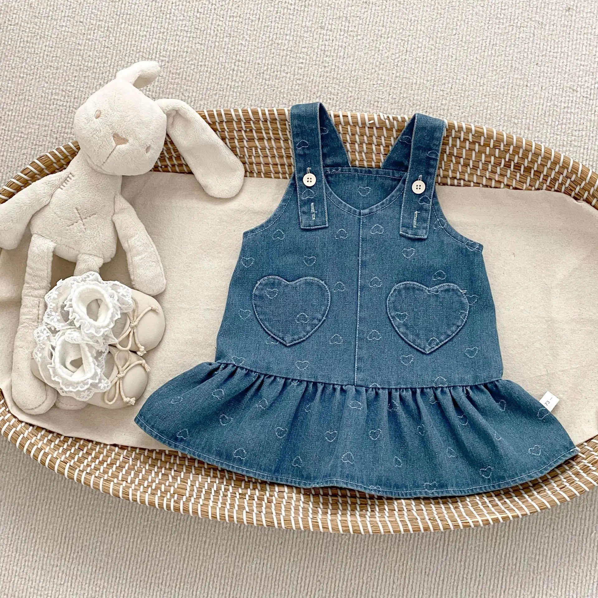 ชุดเดรสยีนส์แขนกุดสำหรับเด็กผู้หญิงแรกเกิด ฤดูใบไม้ผลิ 2026 ชุดเดรสเด็กผู้หญิงผ้าฝ้าย ชุดเดรสสายเดี่ยวลายหัวใจหวานๆ สำหรับเด็กวัยหัดเดิน เสื้อผ้าเด็ก