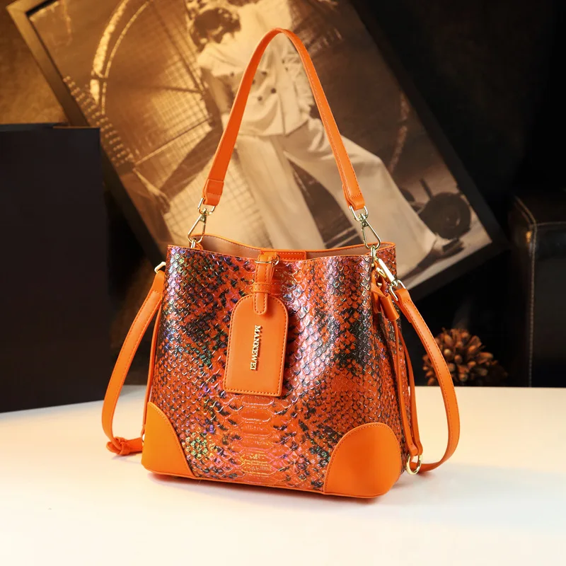 Iridescent snake-patterned patchwork solid color bucket bag with elegant, large capacity, suitable commuting, can be wor