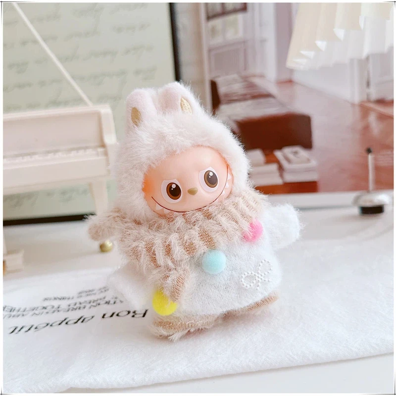 ل Labubu ملابس الأطفال صغيرة الحجم الجيل الرابع 4.0 مجموعة سترة بيضاء القهوة السراويل الملونة وشاح ملابس الأطفال