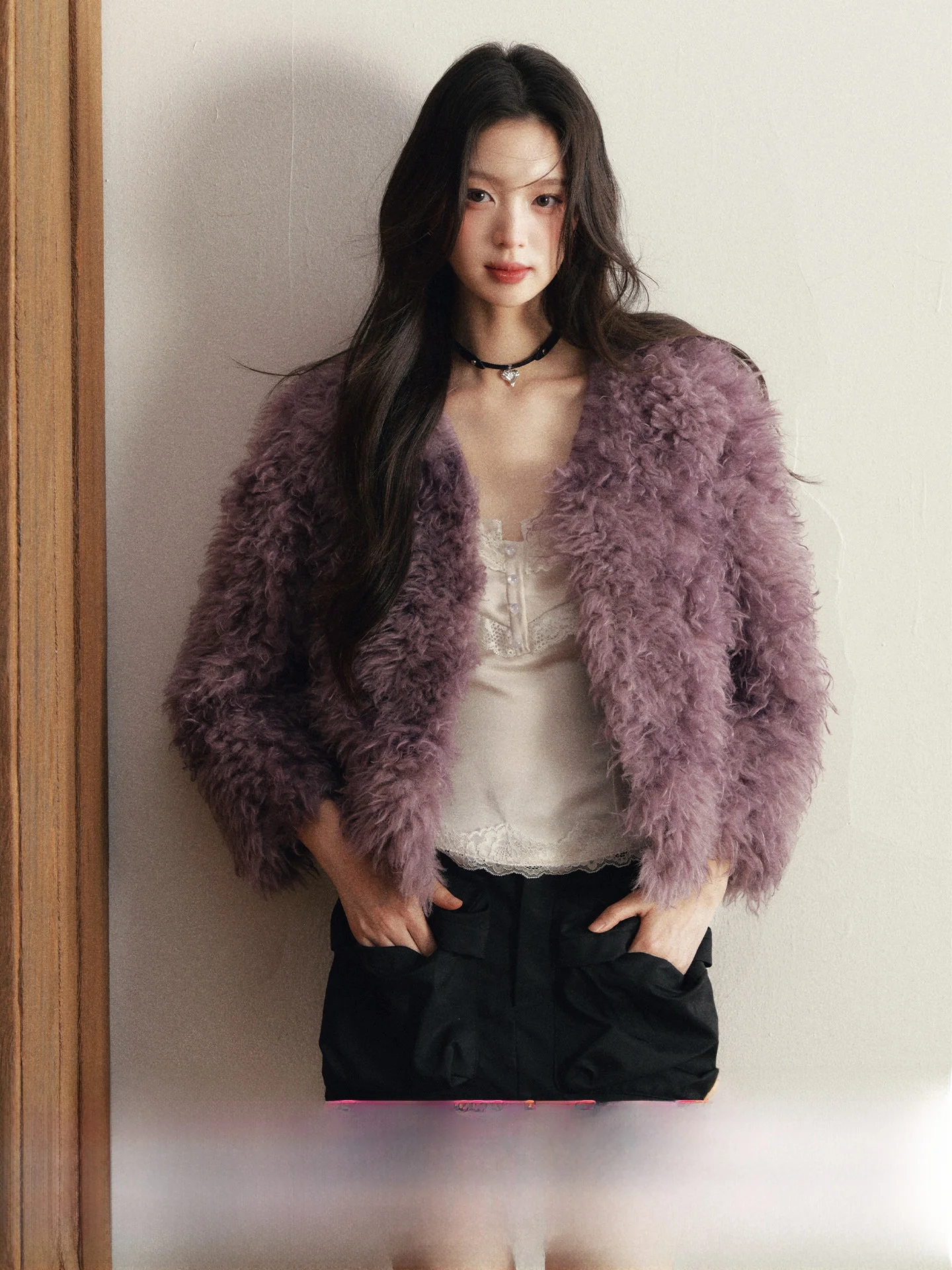 

Женская теплая фиолетовая куртка с V-образным вырезом из искусственного меха, короткое пальто для весны, осени и зимы, модный дизайн с кудрявым мехом, экологичное.