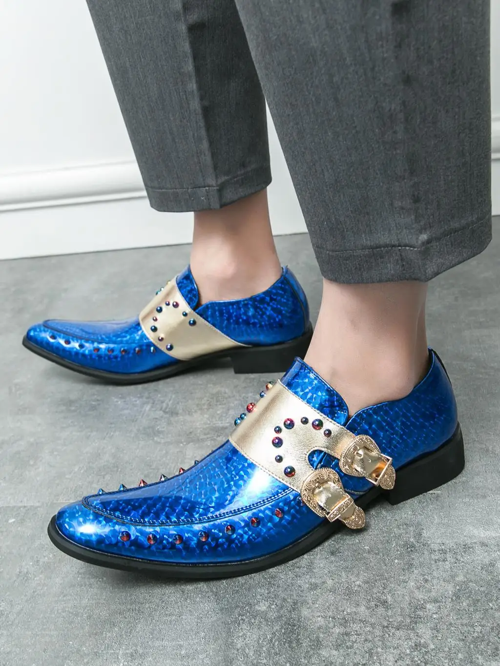 Luxury Brand moda uomo rivetti scarpe Punk Flats uomo fatto a mano Spiked Man Party scarpe da sposa mocassini morbidi