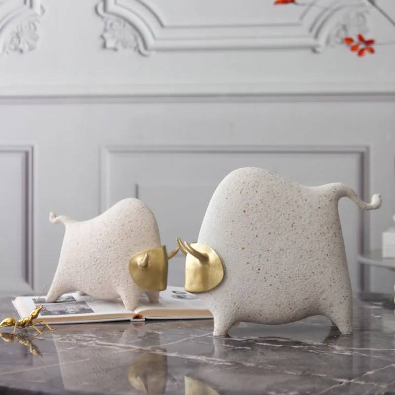 เครื่องประดับรูปวัวหน้าทองแบบแอบสแตรกที่ทันสมัยสำหรับโชว์รูมสำนักงานทางเข้าห้องเด็กของขวัญงานขึ้นบ้านแบบสร้างสรรค์